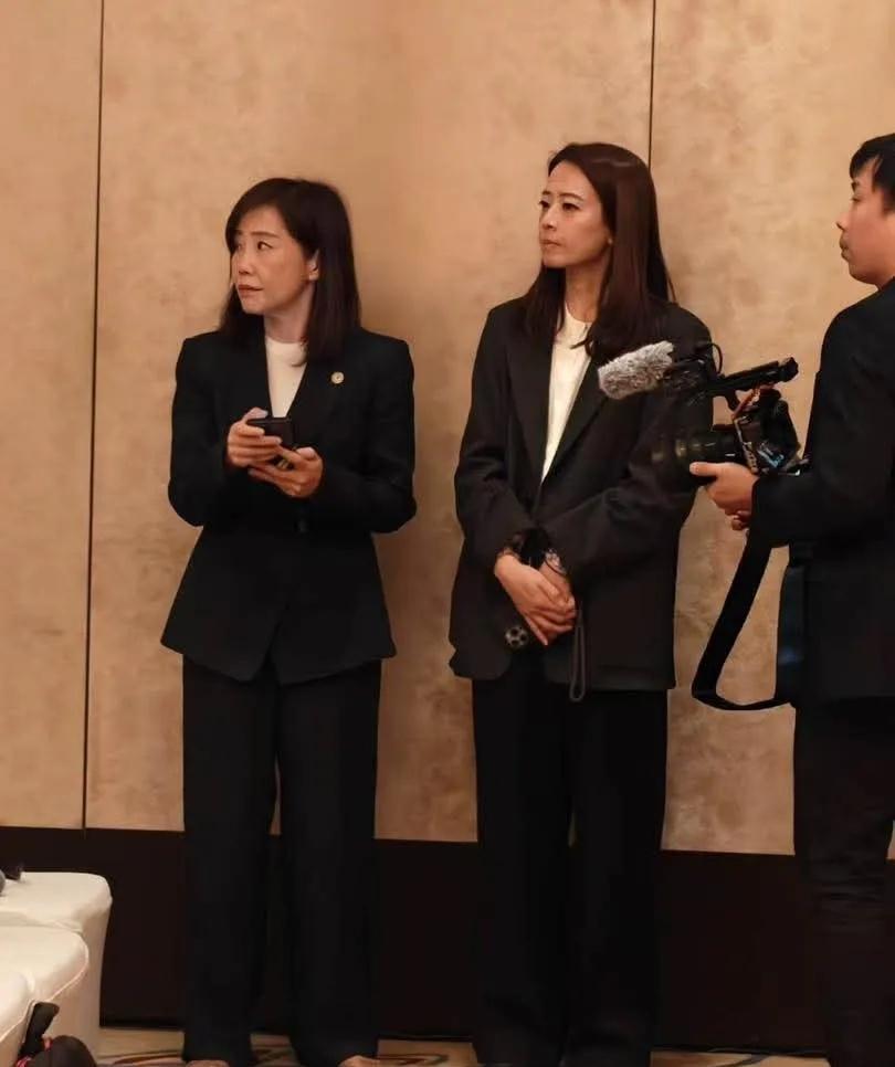 江怡臻发布了自己和文传会主委尹乃菁在东大厅的照片，江怡臻称:今天是重要会见，照片