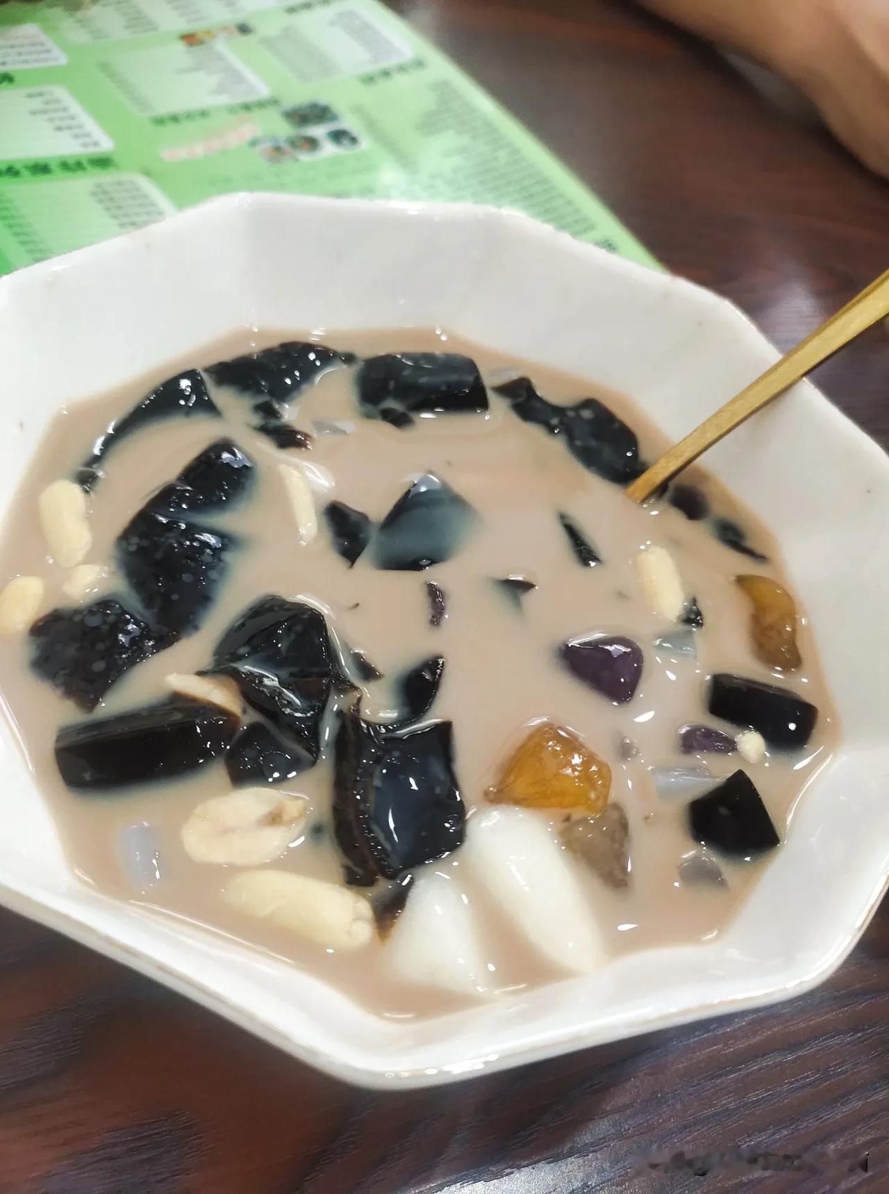 现在老师也太不值钱了，理发的也是老师。

人人都能考教资，人人都看不起老师。


