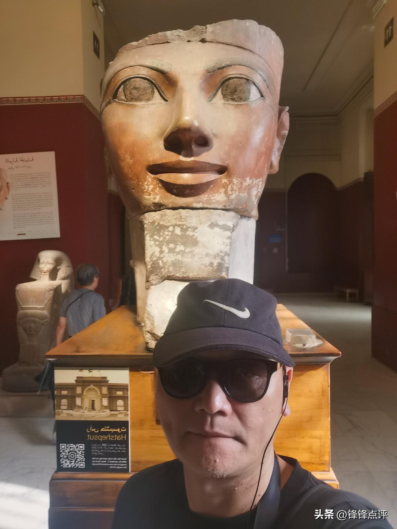 埃及国家博物馆建于六十年前吧？设施都陈旧不堪，走进去灯光昏暗，没法参观。据说现在