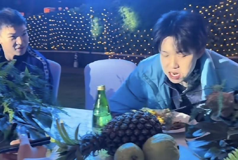 海口亚洲杯今日欢迎晚宴现场，王楚钦与队友一桌，疯狂炫饭。
还以为旁边的向鹏别人都