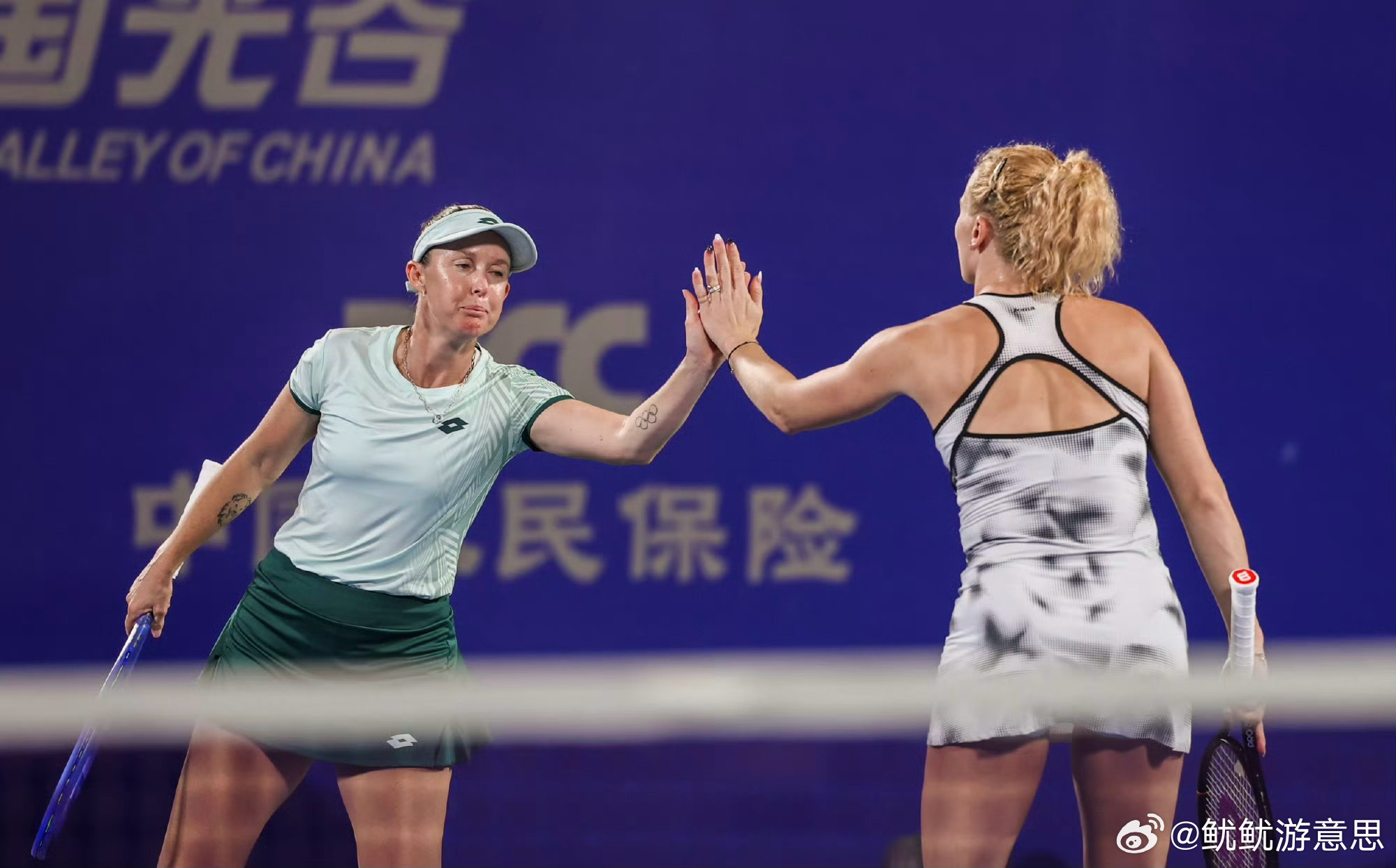 武网女双1/4决赛，郭涵煜/穆拉德诺维奇拼满三盘，以4-6、6-2、1-10不敌