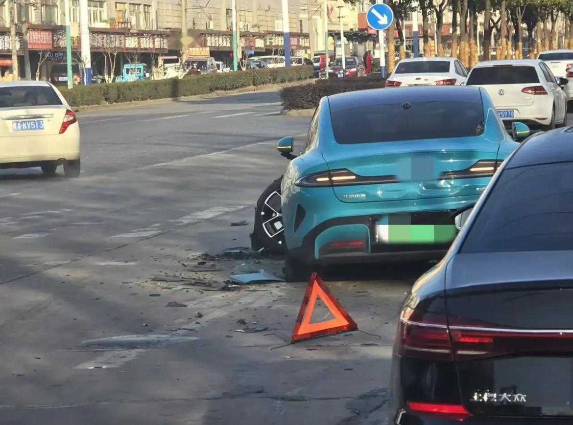 知道为什么新能源车断轴的事情那么多吗？
车太沉了！
电车因为有大电池，比油车重很