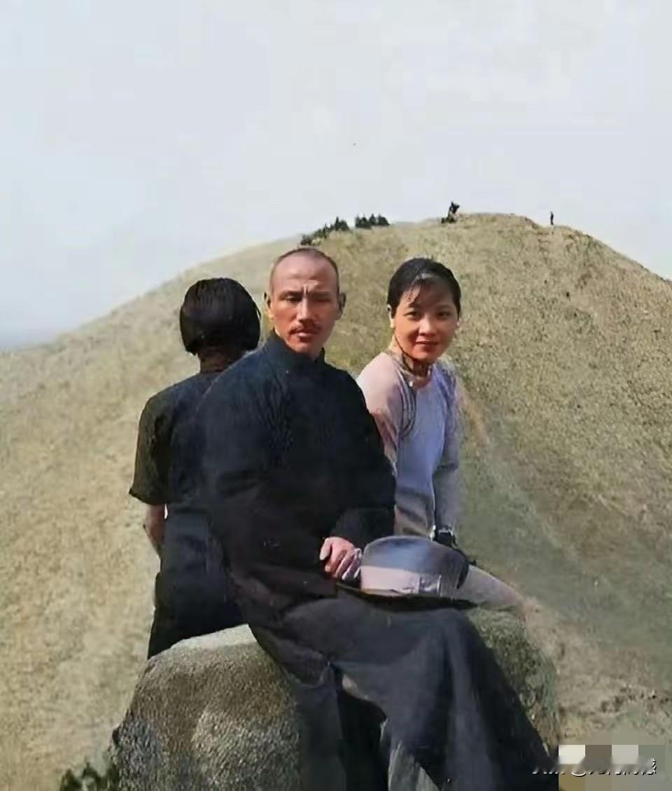 这张照片拍摄的很传神，男人一脸深沉，一脸忧郁，眼神也有些无精打采，女人倒是挺乐呵