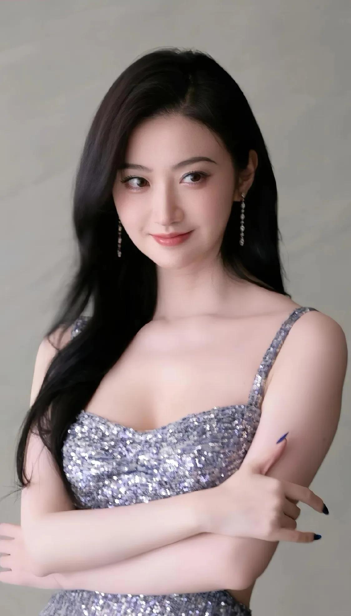 景甜的蓝紫色亮片裙，美到发光✨
 
景甜的这组造型，真的是把优雅和明艳穿在了身上