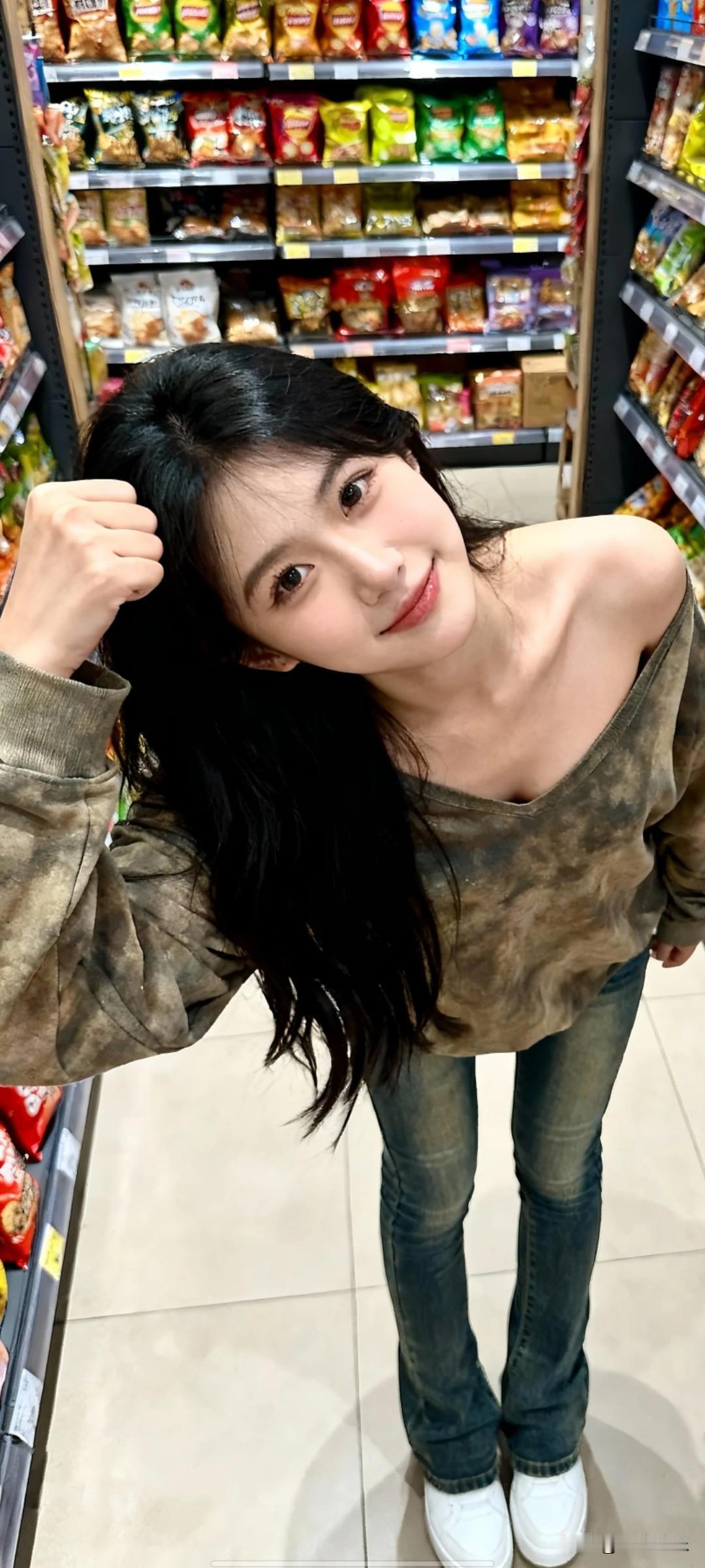 牛仔裤搭配高跟鞋为什么特别好看?超市商场里，背景为零食货架，日常快照风格，非精心