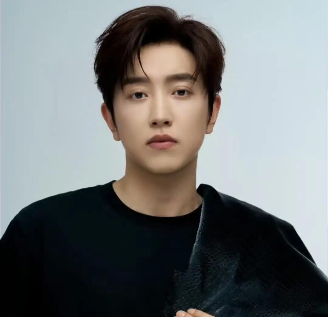 今天才知道
网红白冰的富豪人设，
全是假象！他根本不是天生富二代，早年农村出身，