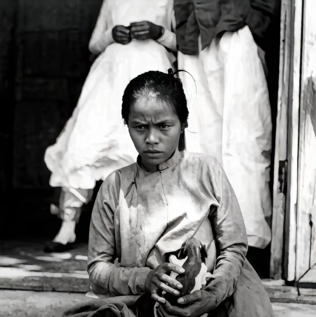 一张被转发上万次的照片，其实根本没人拍过。
它说发生在1880年的越南河内，可那