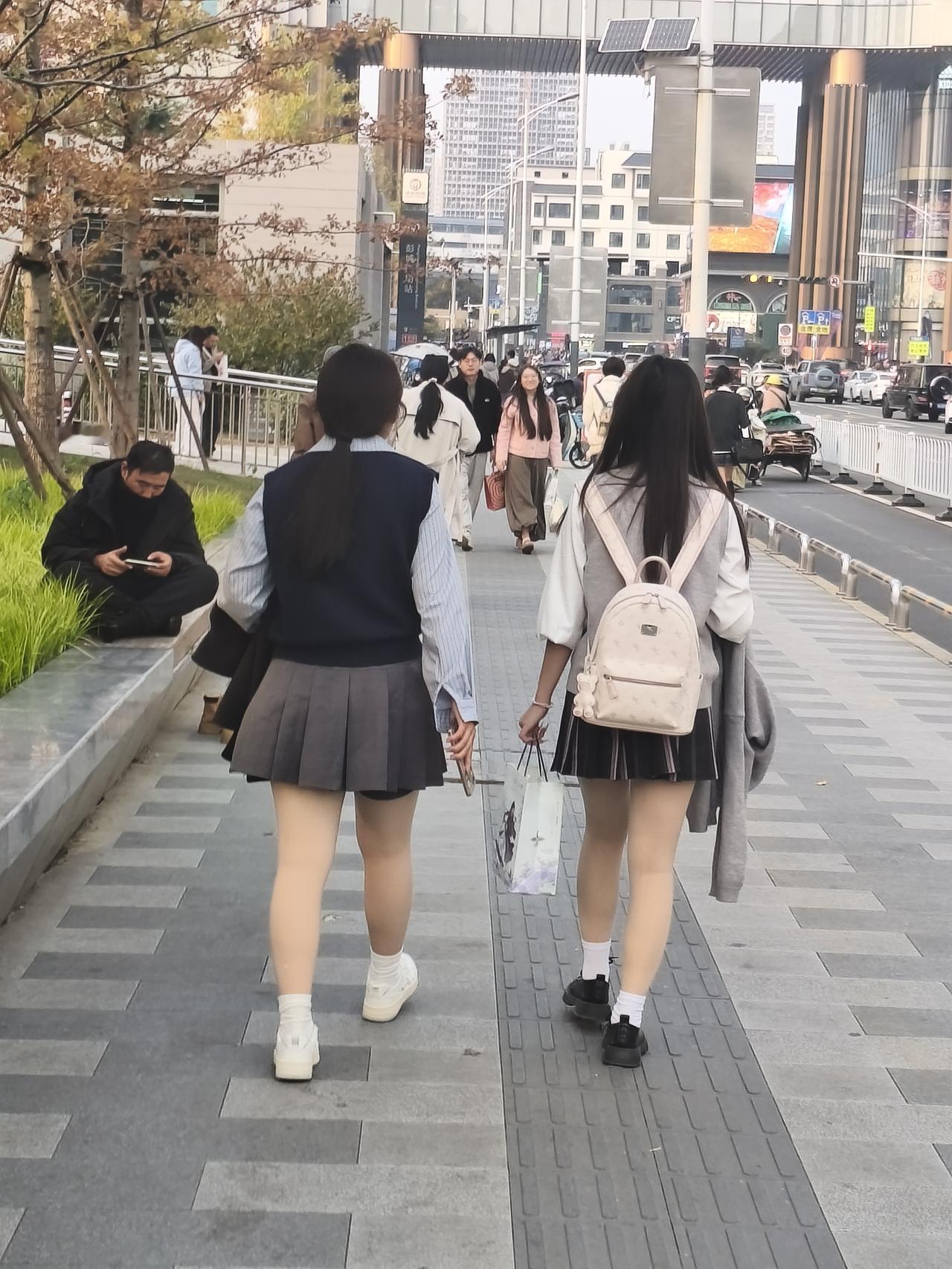 你认为夫妻间金钱支配要完全透明吗不需要，每个人都是独立的个体，相对自由，花大钱的