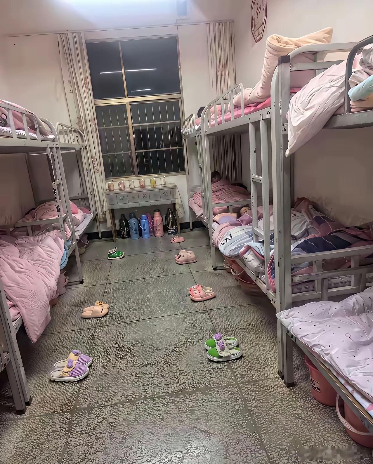 小小年纪就住校，看到就心疼孩子! 