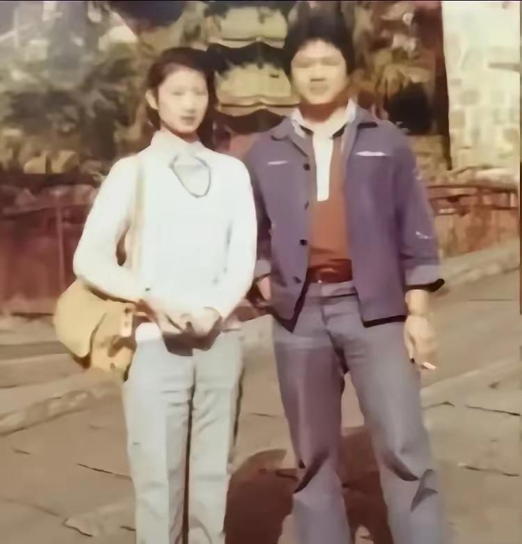 起义飞行员黄植诚的婚姻风波
 
1982年，台起义飞行员黄植诚迎娶空姐马红，8年