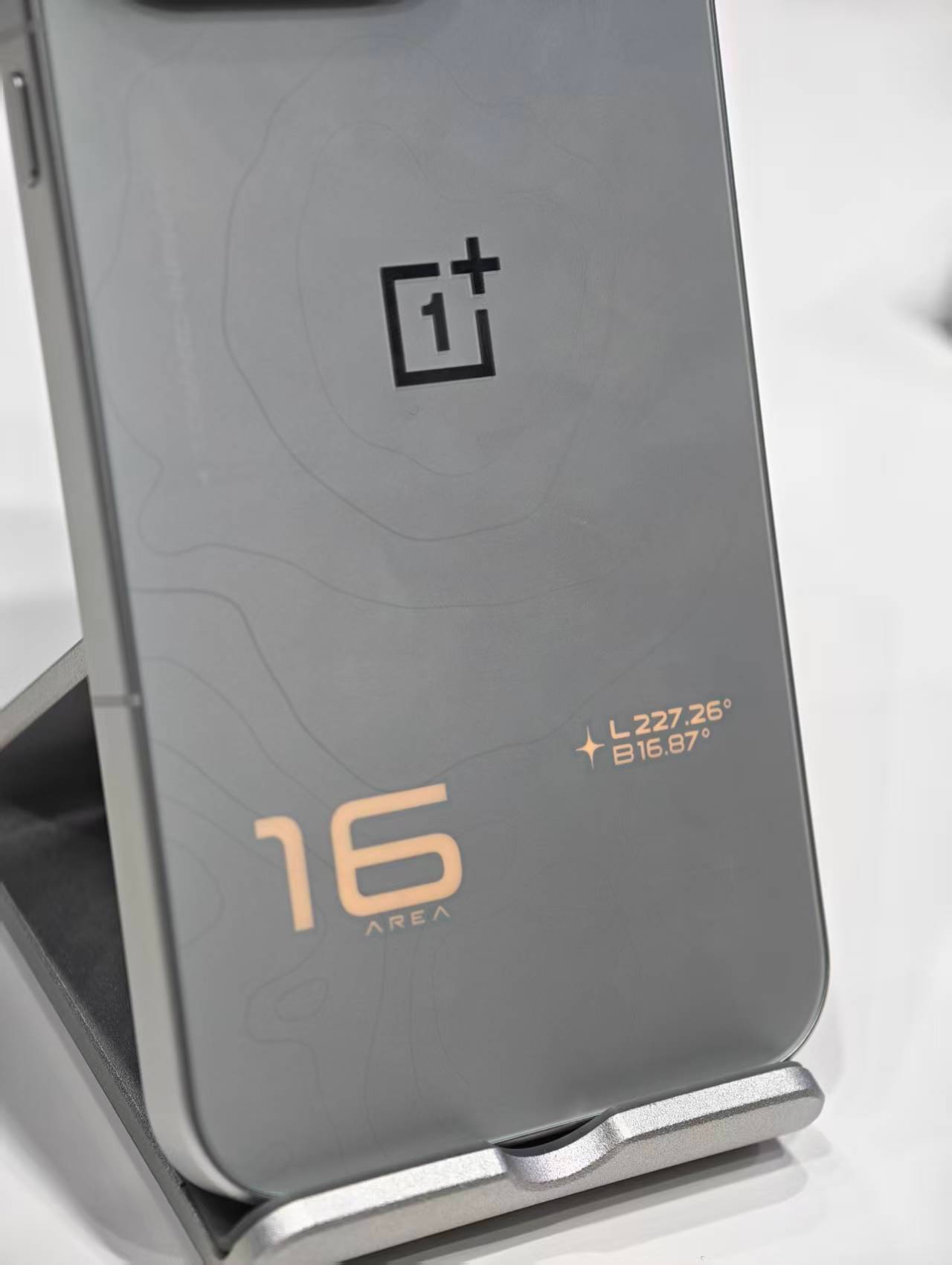 一加16正式发布了国补到手价5199元起，次用上了第六代骁龙8超级至尊版，再加上