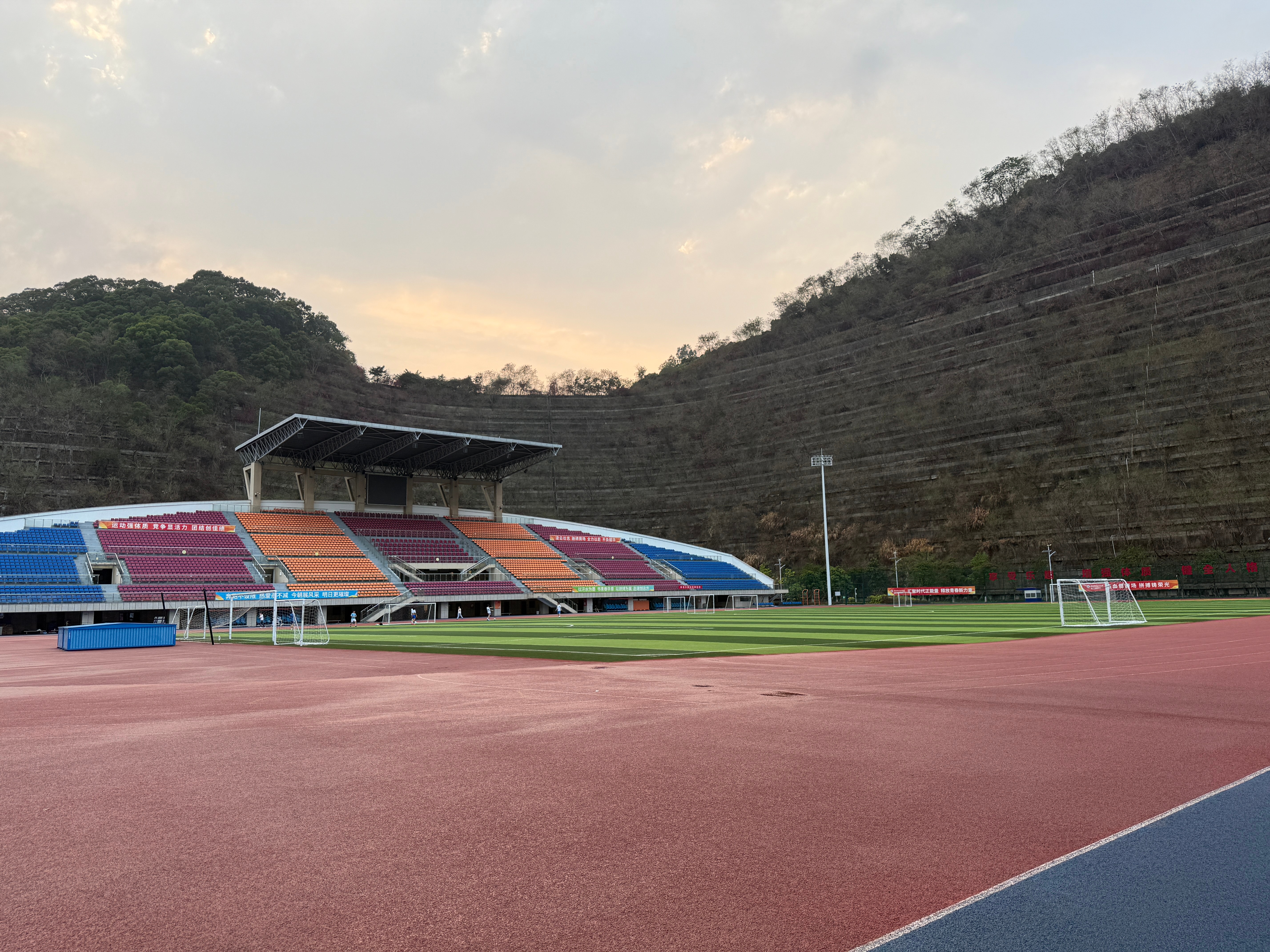 下班了来跑个步应该没事吧跑完就回去看一场CBA“京粤大战”广东东阳光vs北京北汽