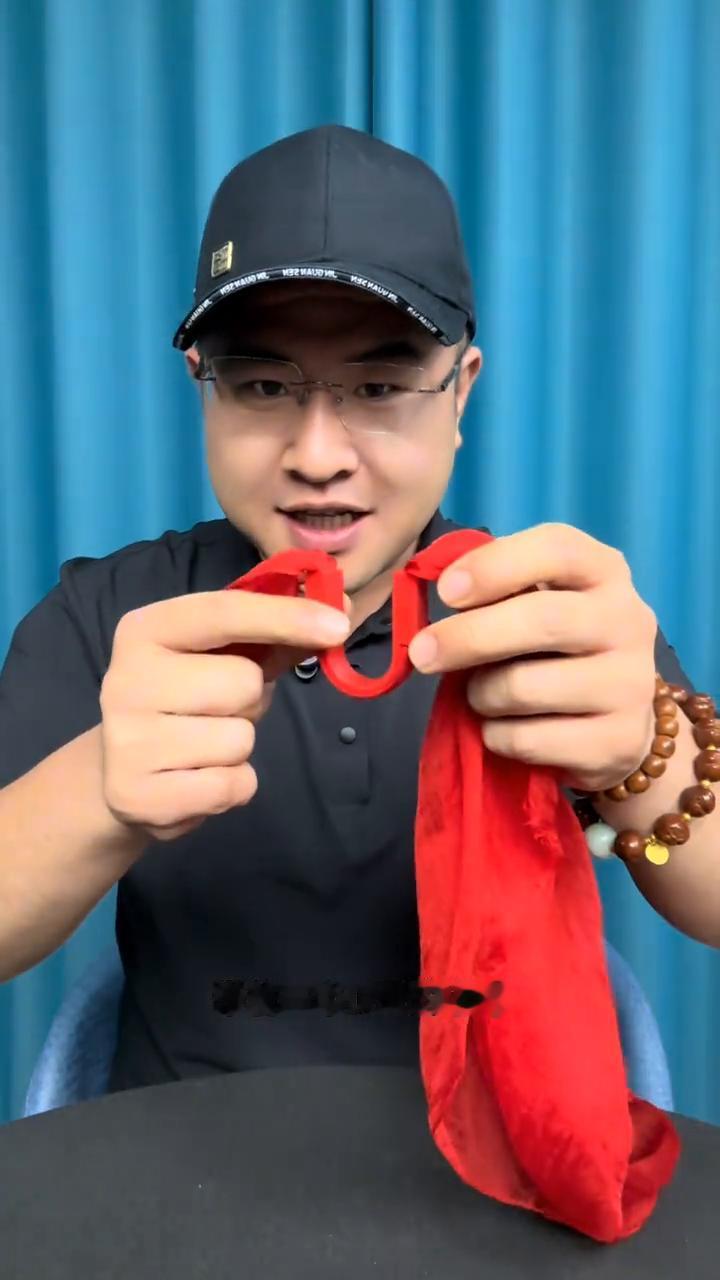 魔术大揭秘。
魔术都是假的，一条红色的丝巾竟然神奇的穿越了我的手背，这是如何做到