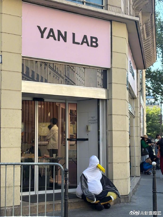 颜安海鸥服闪耀巴黎颜安在巴黎当海鸥颜安海鸥服闪耀巴黎！被偶遇还挥翅膀打招呼，又可