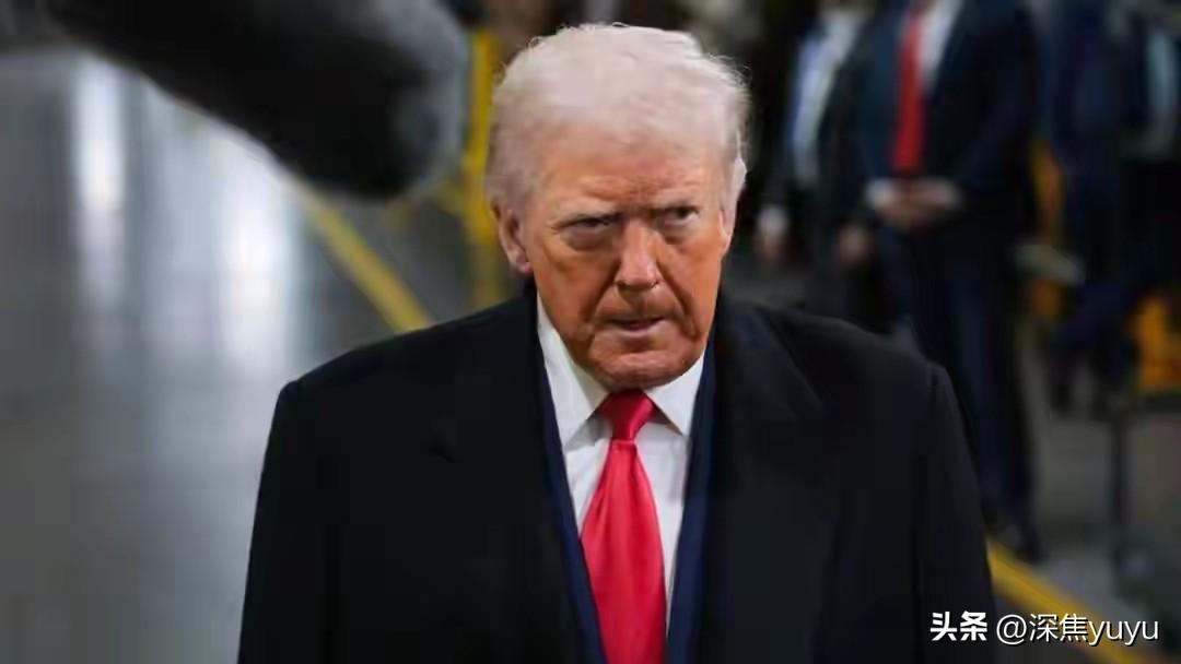 他坐在最不起眼的角落，听证会记录没提他名字，几乎无人注意到——但这位“普通观众”