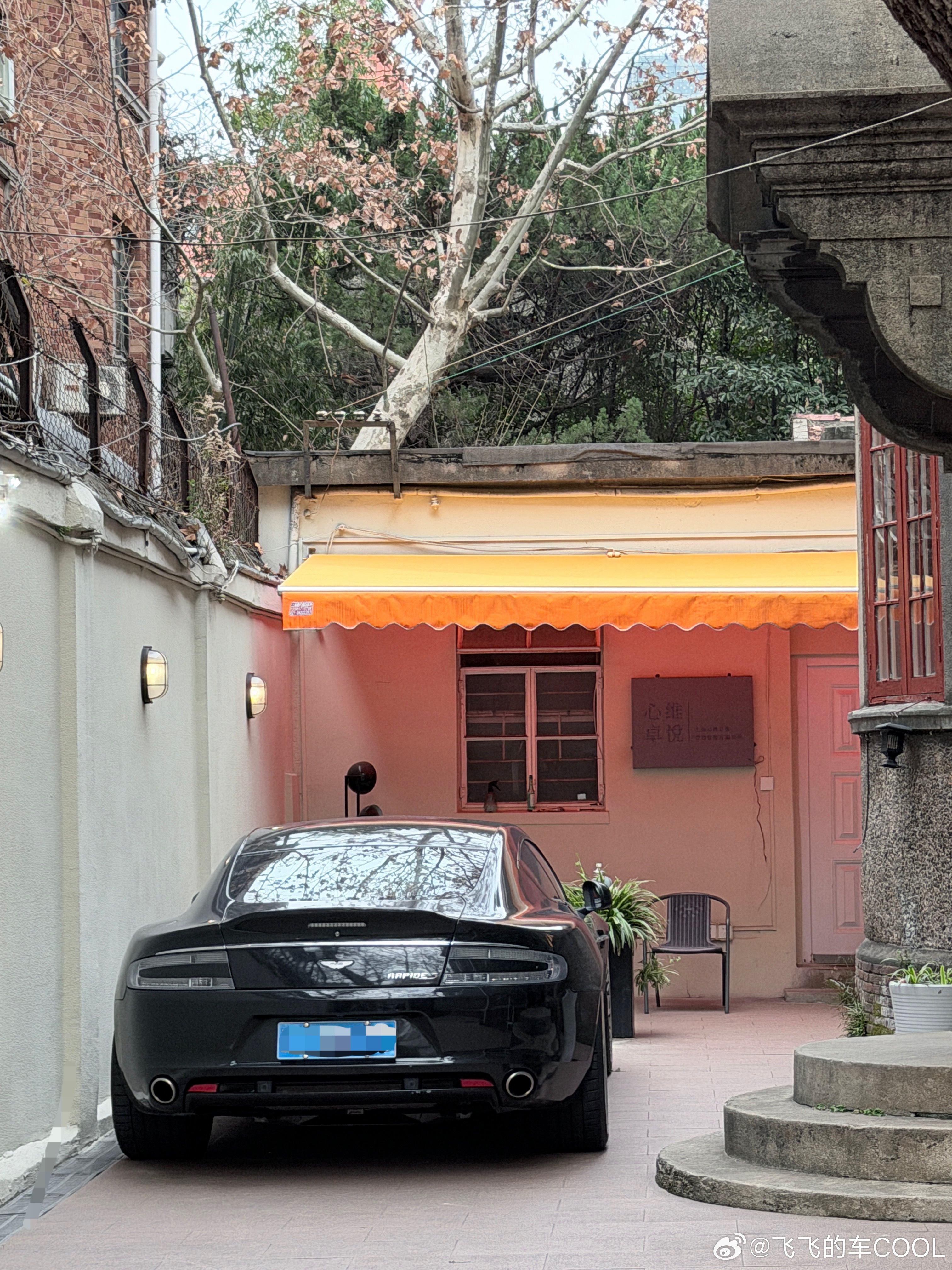偶遇一辆Rapide S 依旧很优雅普通版的Rapide现在应该挺便宜了吧？