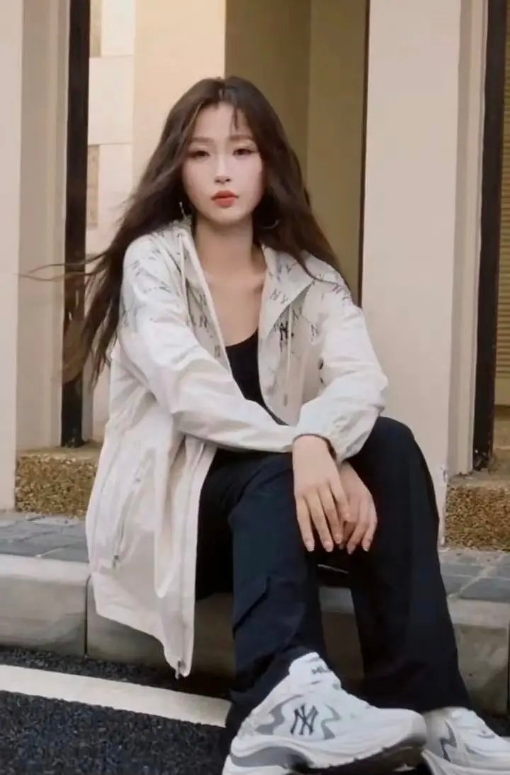 看着虞书欣怪怪的 ​​​