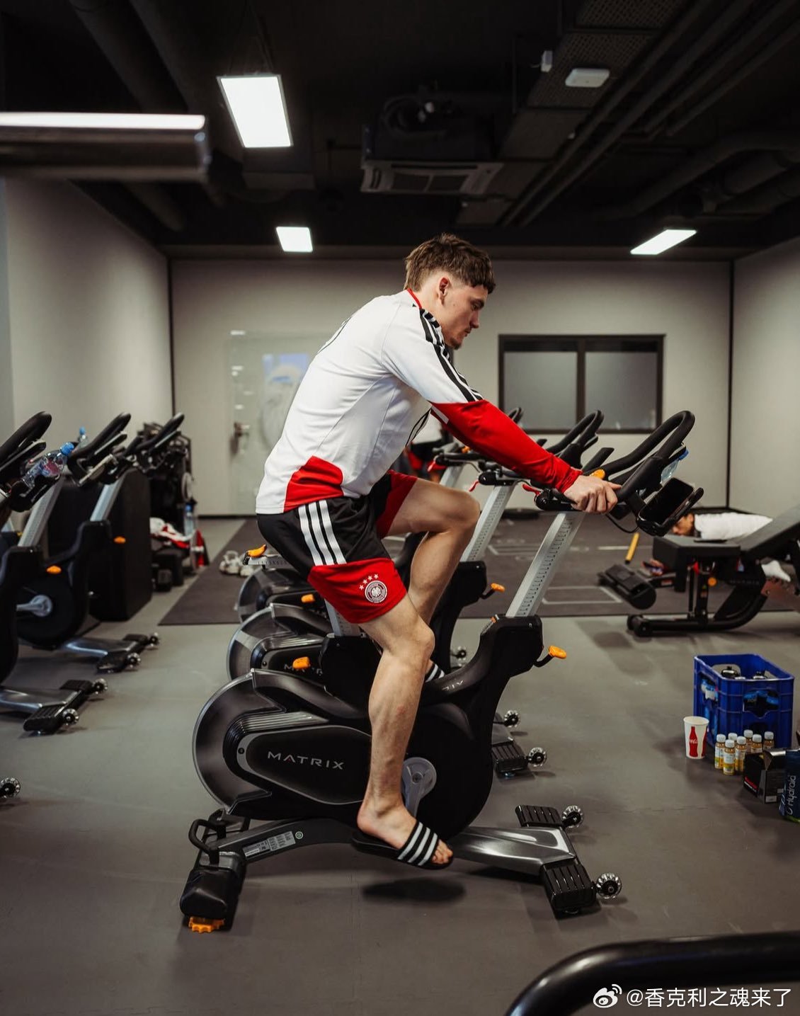 维尔茨拖鞋进行踩单车恢复训练利物浦德国队
