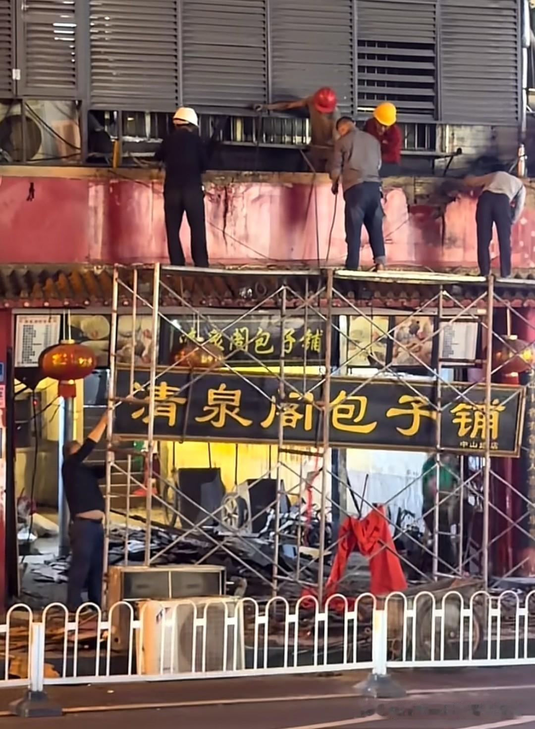 一个人干掉了一个店，这家开了几十年的长沙老牌包子铺，说倒就倒，那个在案板上剪指甲
