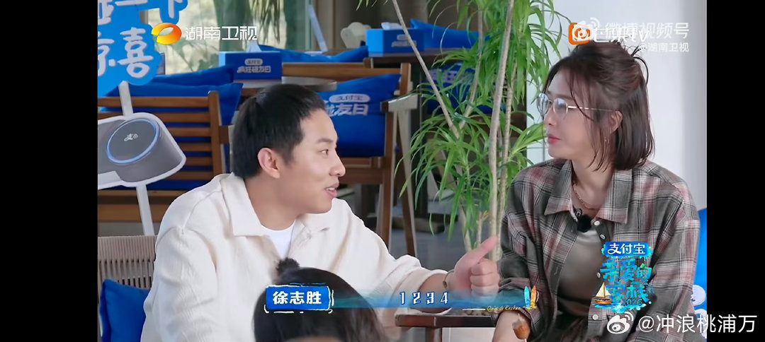 秦岚吃东西要嚼30下吗徐志胜建议秦岚一口肠要嚼30下，最后岚姐节目效果拉满地说一