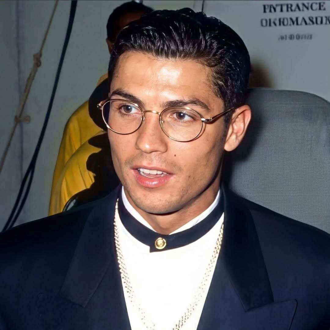 C罗c罗 眼镜，娃娃头套，白西装第一张实在没印象了到底是不是ai 