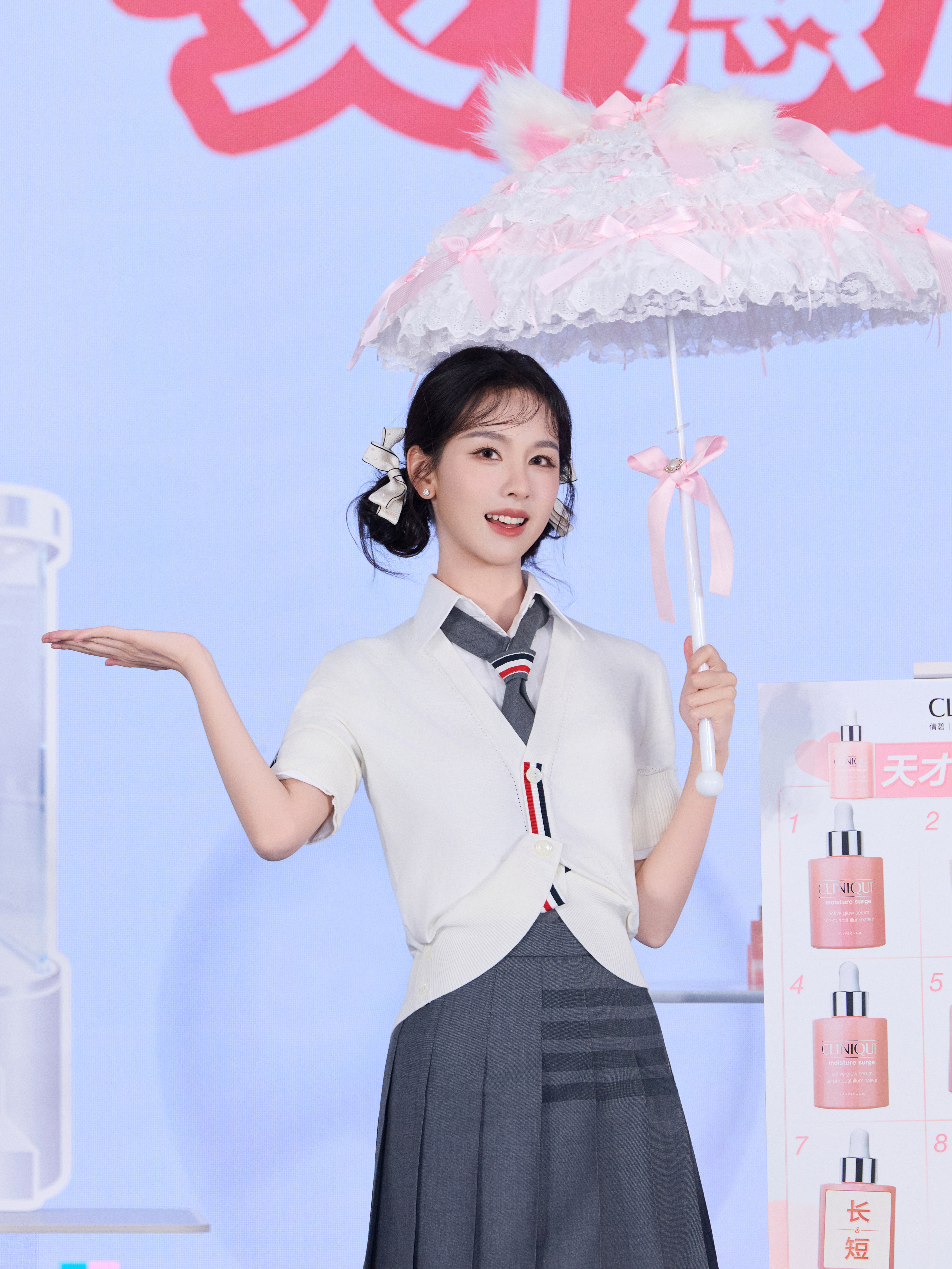 陈都灵 学院风的清爽碰撞少女心的热烈，这一刻，是自带光芒的元气学姐。 