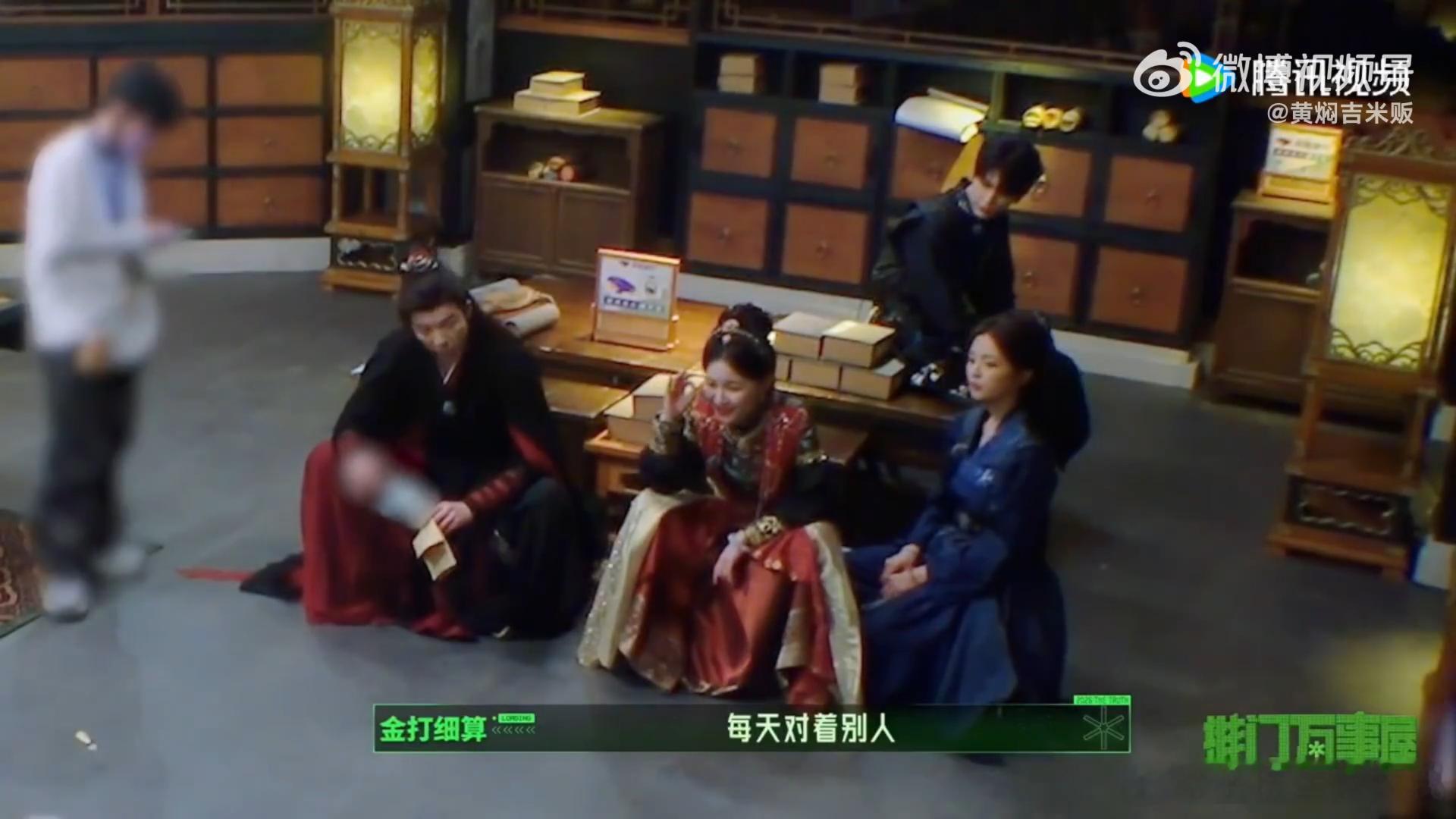 张凌赫丁程鑫周柯宇同款撒娇开始推理吧三位少年在综艺日常互动里十分活泼，撒娇动作高