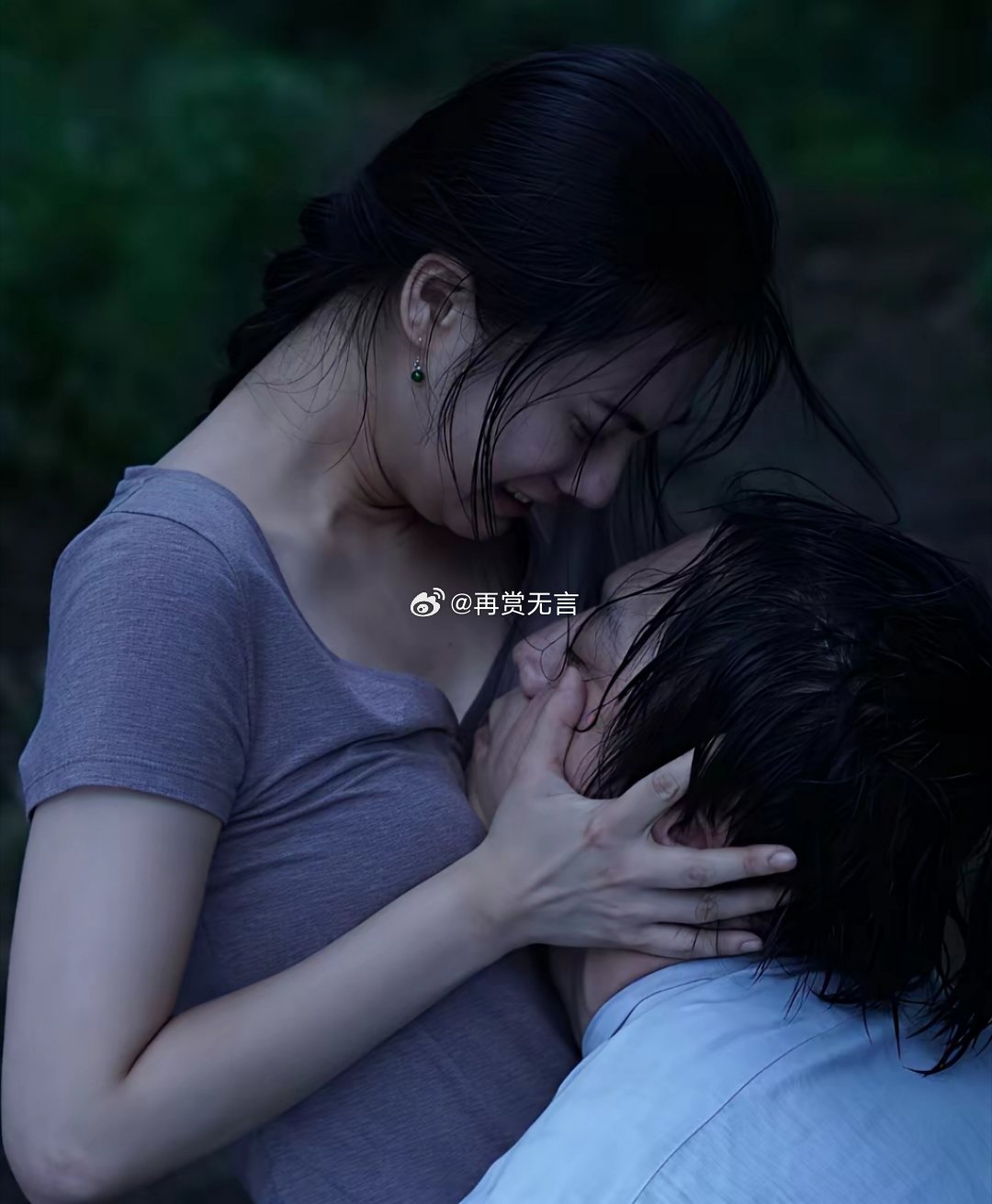 演员拍这种戏，不尴尬吗？感觉他们好投入啊！不因戏生情都是好事！ 