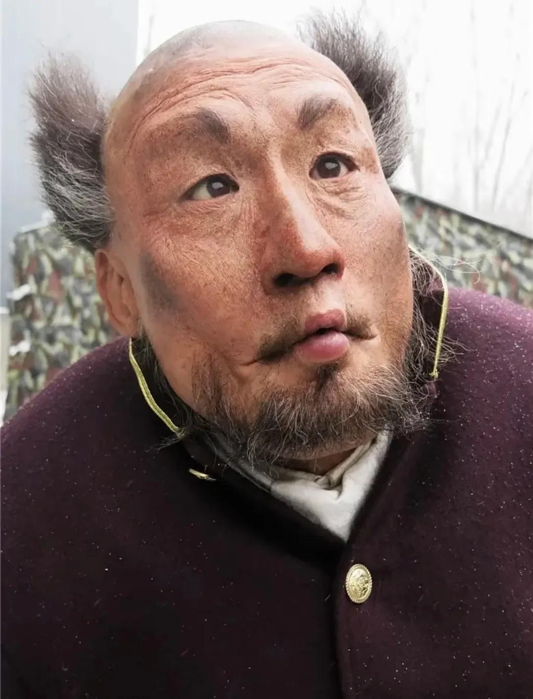 疑似找到了梁家辉版座山雕的灵感来源！
灵感来源竟是凉咖啡自己的造型，来自《92黑