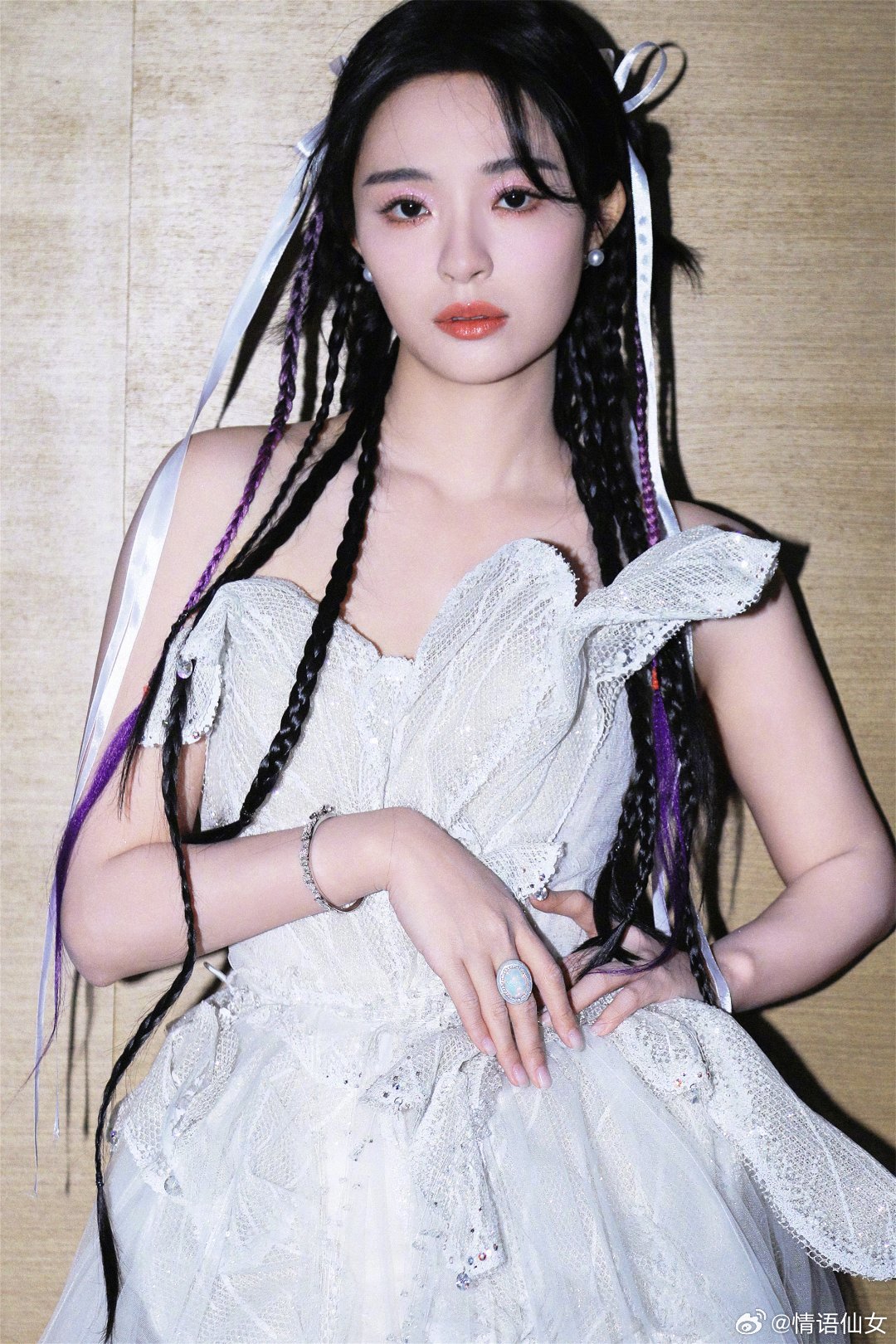 李莎旻子回应跨界唱歌质疑，面对跨界的各种争议，李莎旻子坦然做出回应，让人十分触动