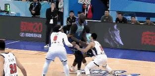 今天胡明轩在防守端做了挺多事情，一个后卫送出2次封盖，但全队整体的防守真不太行。