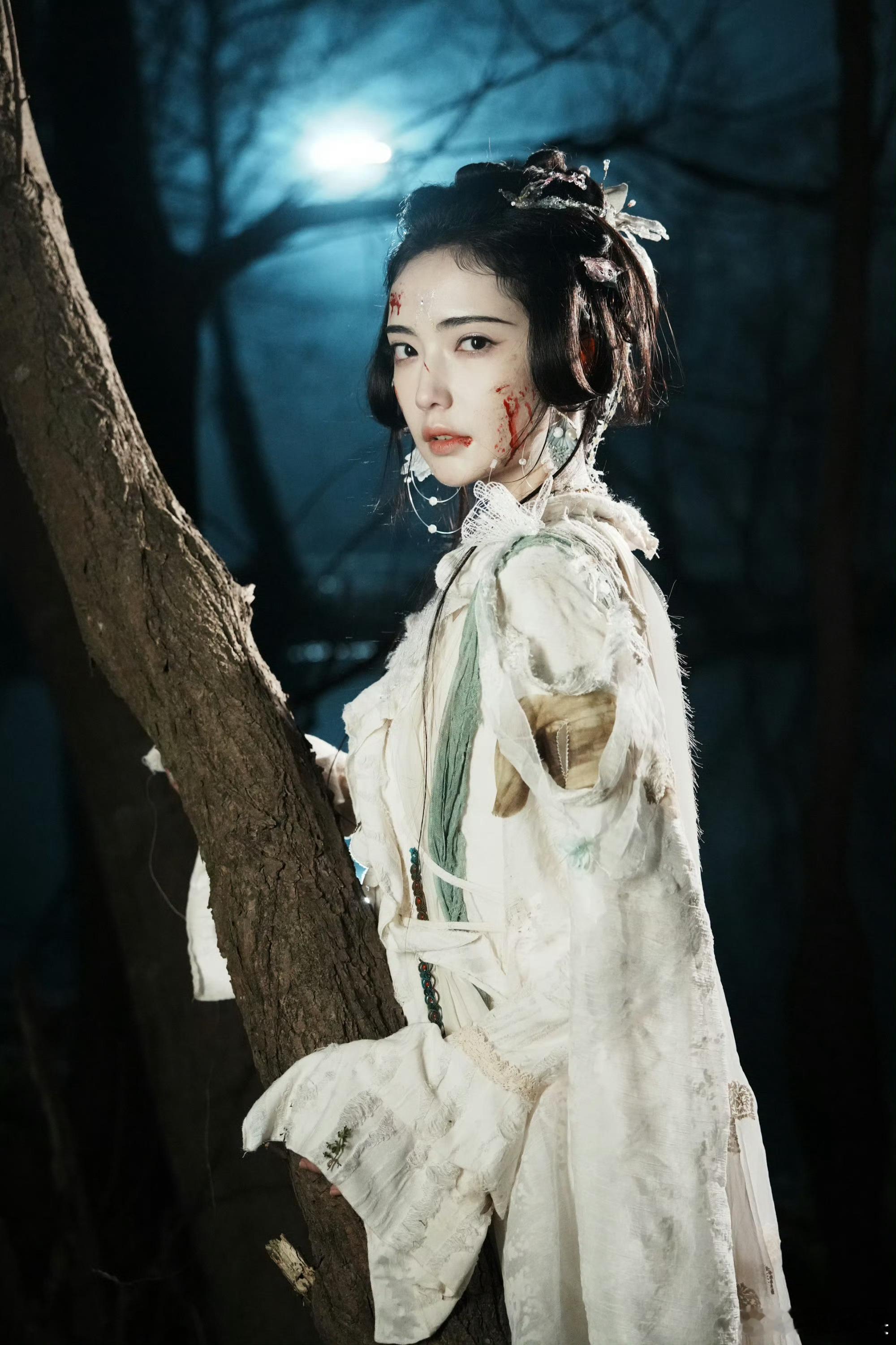 加奈那坠落神明的破碎感加奈那破碎感美学绝了！血痕染颊衣袂破碎，演蛾妖却如神明坠凡