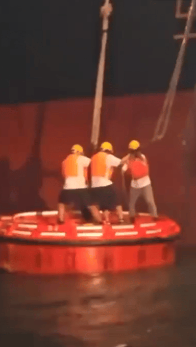 正确穿救生衣很关键，近日维港一工人海上作业时意外落水，身边有工友、穿救生衣也未能