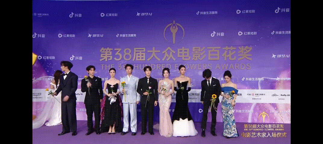 陈添祥百花奖红毯奔赴百花奖之约，陈添祥以一身黑西装登场。整套穿搭偏向沉稳简约风，