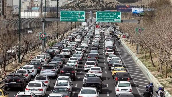 遭袭击后，德黑兰街头情况怎样？
当地时间2月28日，美以对伊朗发动突然打击，首都