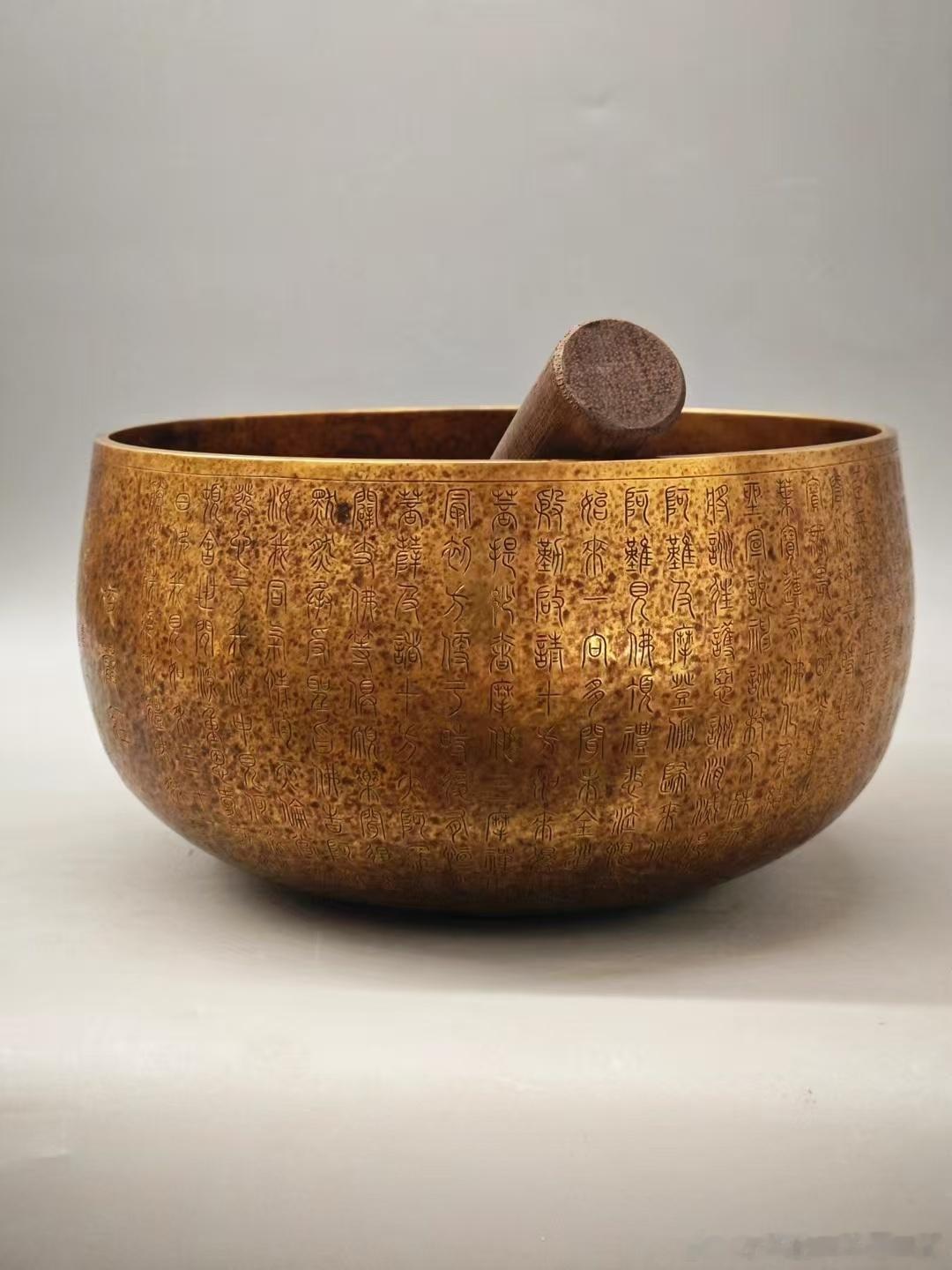錾刻心经黄铜颂钵属经典佛教法器器身圆浑饱满，铜质包浆古朴温润，外壁满工錾刻篆书《