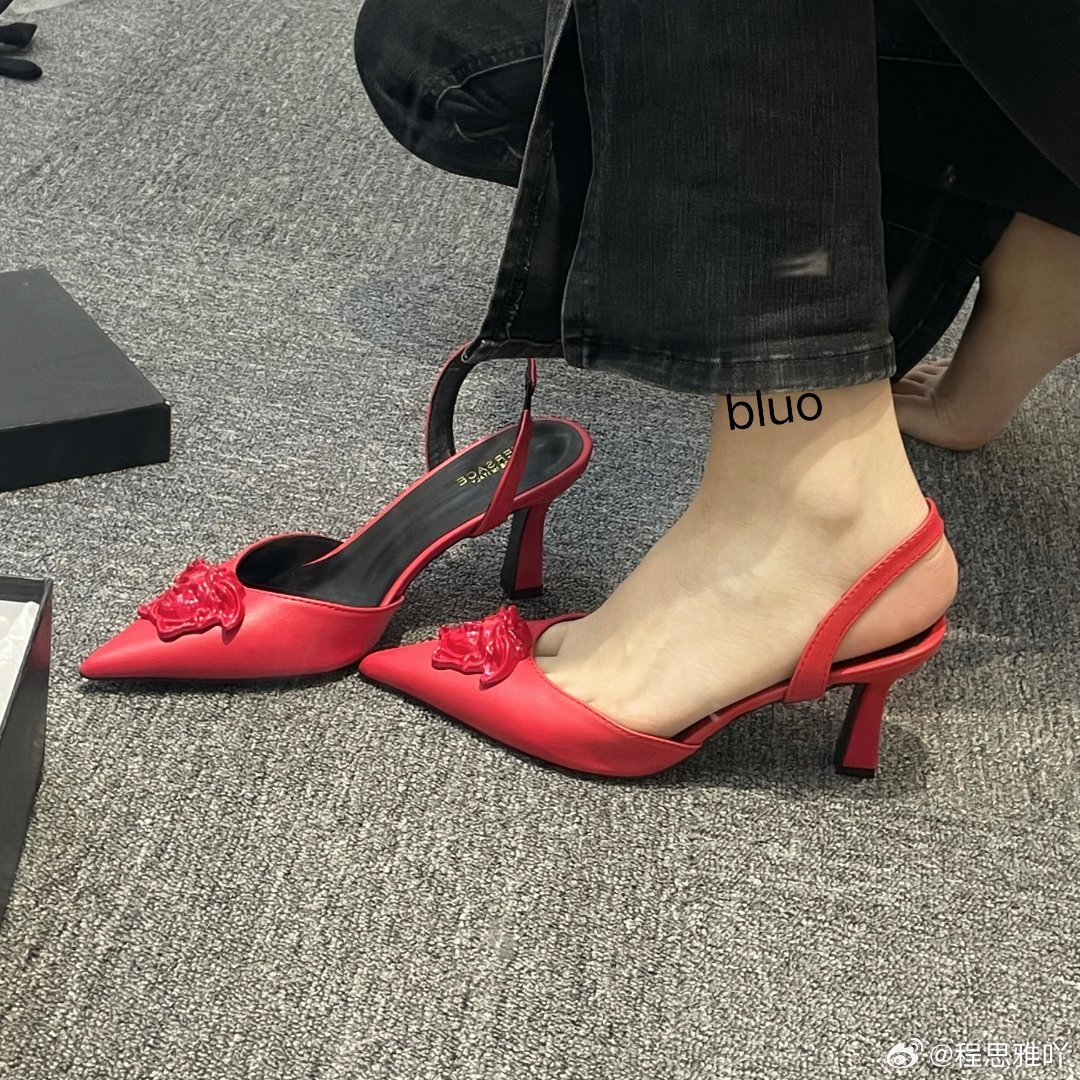 我家红色范儿来了[太开心]#穿搭[超话]##今日穿搭(ootd)##高跟##时尚