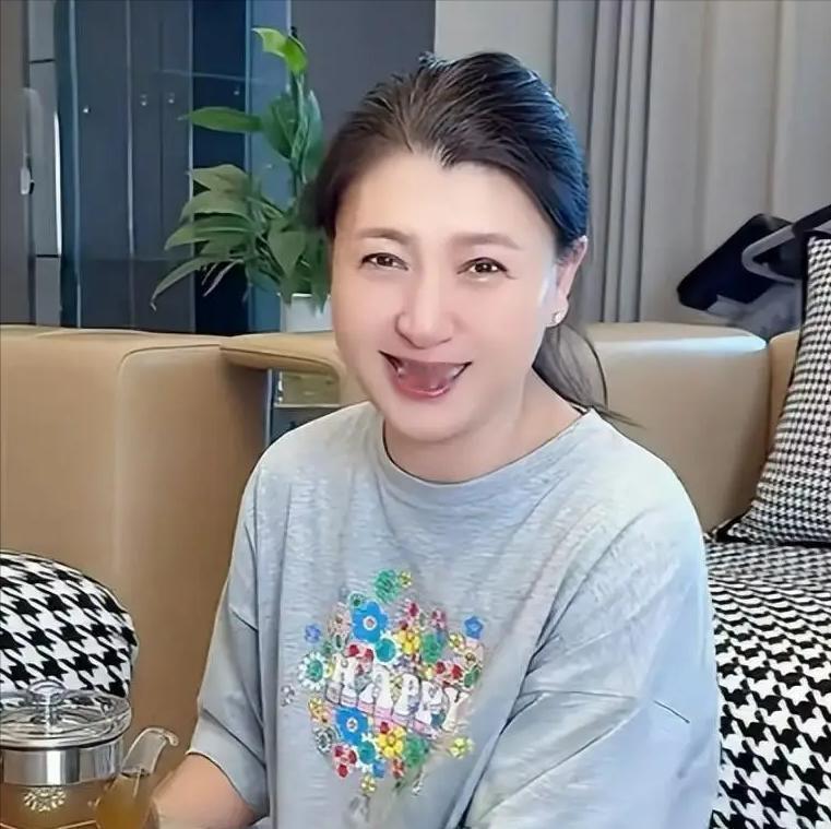 闫学晶哭什么穷？一年一百万生活费很普通吗？
 
没人仇富，但是就像很多人还吃不上