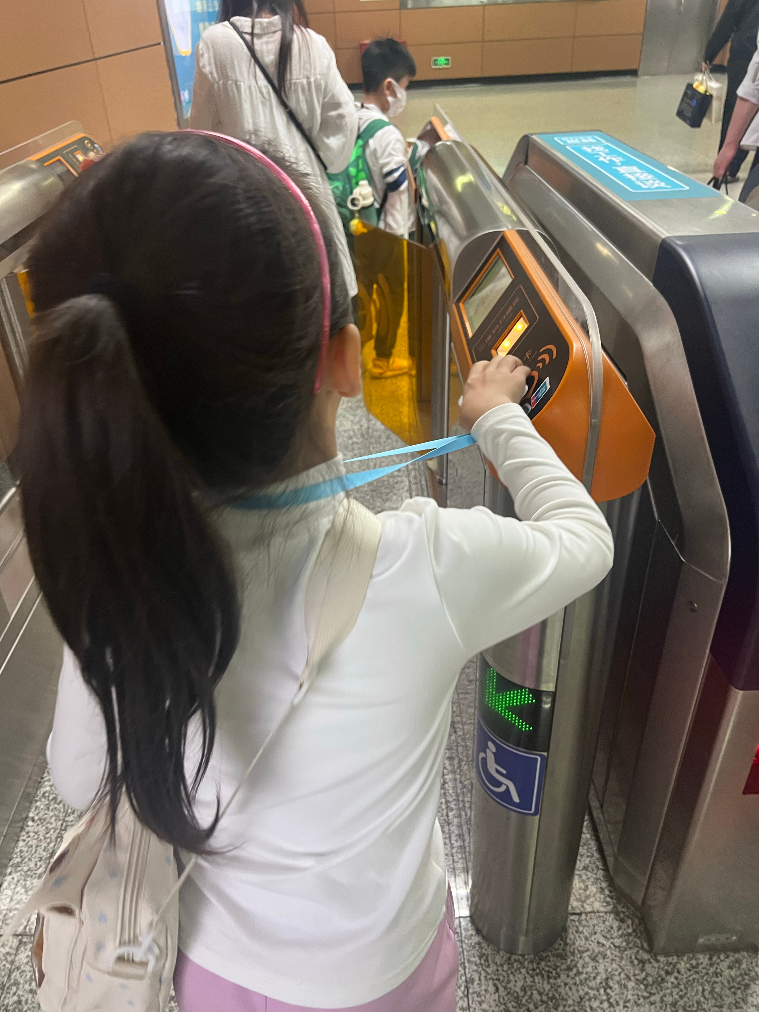 自从给米米弄了地铁卡以后每周特别期待我带她去坐地铁因为可以滴卡正巧，每周日要坐一