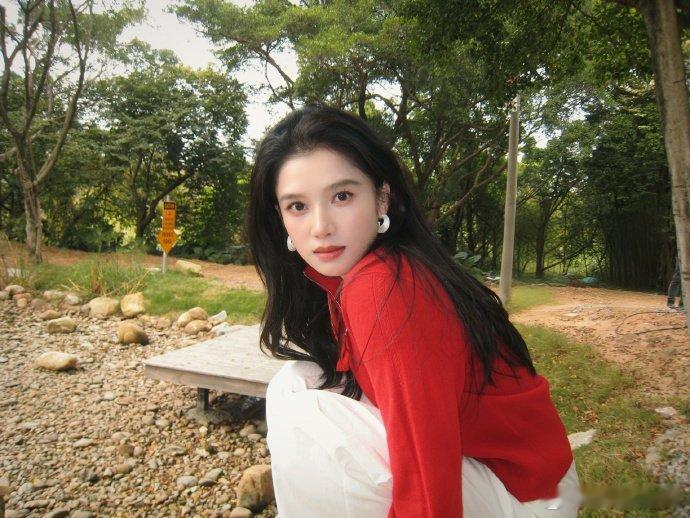 张婧仪红衣look，谁懂姐和红色的适配度啊，明媚不张扬，一整个有被养眼到了呀 