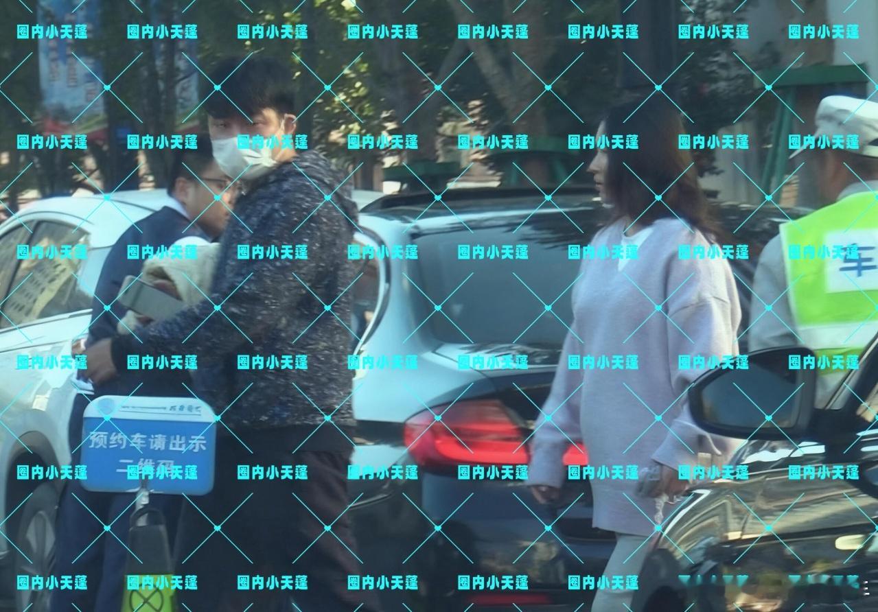 阚清子被拍到挺孕肚产检啦！穿着宽松衣物肚子还是圆滚滚的，孕相超明显，老公全程贴心