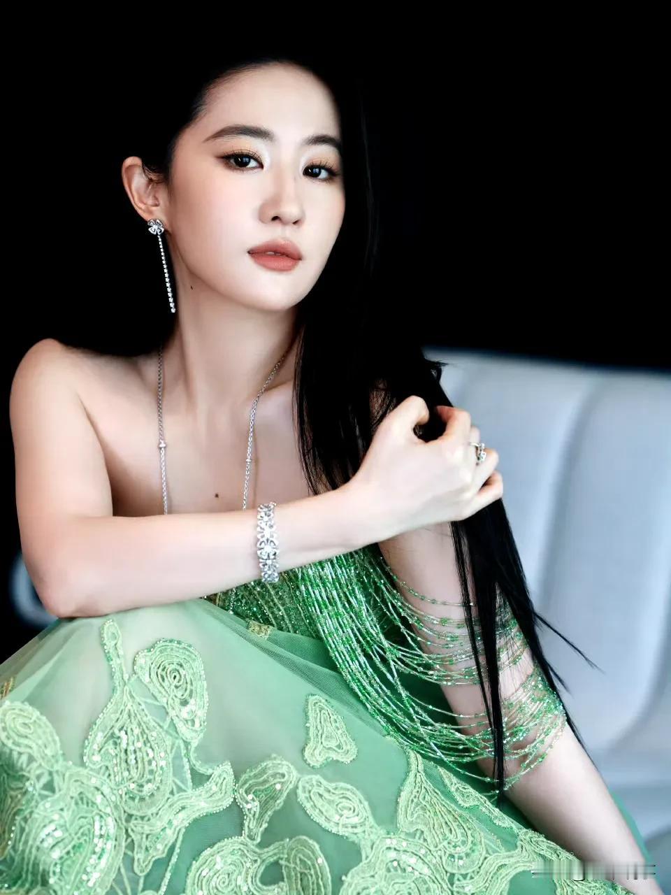 刘亦菲的绿裙造型在伊利2025年客户大会上无疑是一道亮丽的风景线。这抹清新的绿色