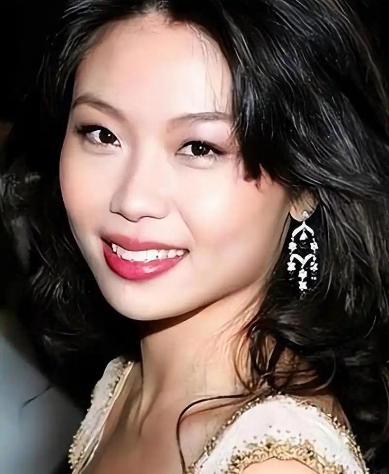 越不是你能轻易拿捏的
 
非常现实的一段话：和女人相处，如果你发现她漂亮，情商又