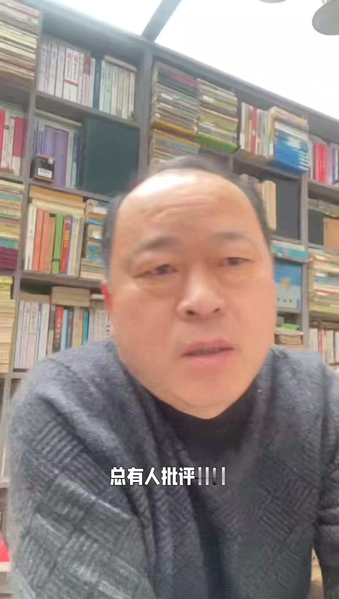 再有人批评林冲缺乏血性，他内心何尝不想做个雅致文人？
🎿第一次出场手握折叠纸扇