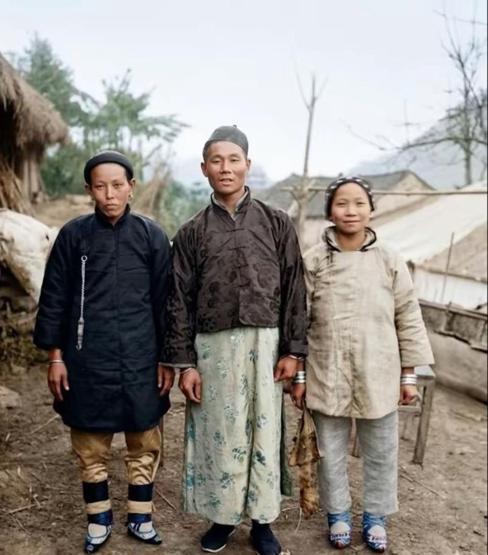 网友发的清末乡村的一夫二妻照片，男的应该是富裕人家吧，不过娶两个老婆也看不出好在
