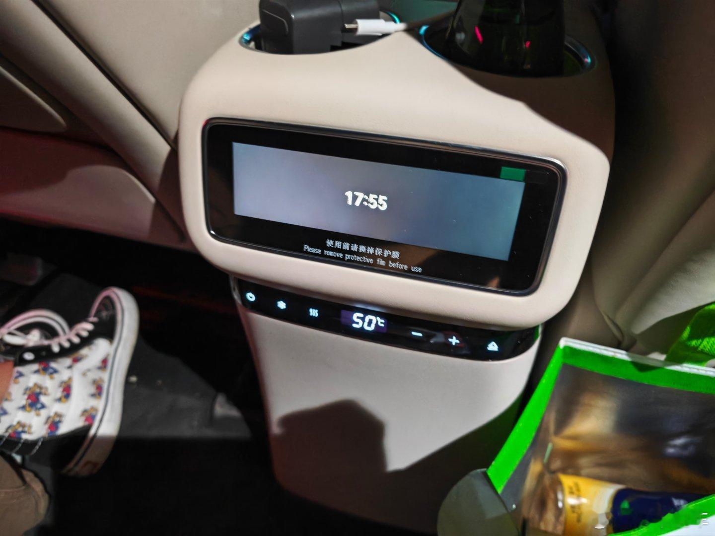 50度的冰箱，随手拿出来就是热饮。车上的这些功能如果你觉得没用，那是你没有身临其