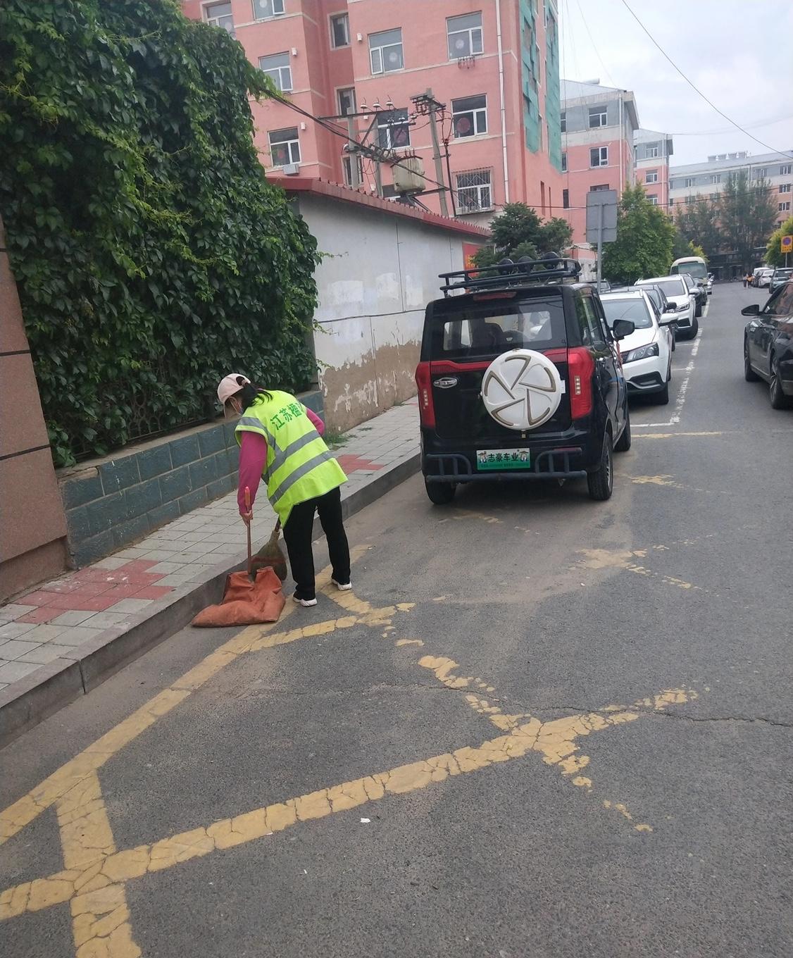 清洁工，你认为丢不丢人一点都不丢人！靠自己双手流汗挣钱，干干净净、堂堂正正，比那