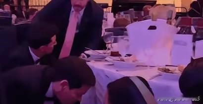 万斯直接被闯进来的特工像抓小鸡似的从座位上拉起来就跑。

平时威风凛凛的美国高官
