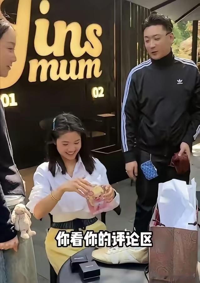 送亲儿子库里南，给养女一辆十多年前的旧车，这落差谁看了不愣一下？ 李勒优考完驾照