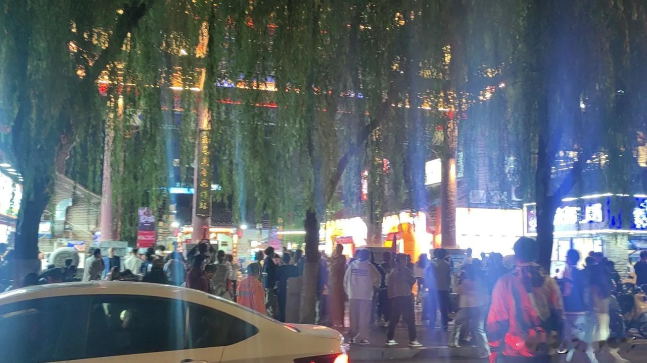 济南10.3日
满大街的人